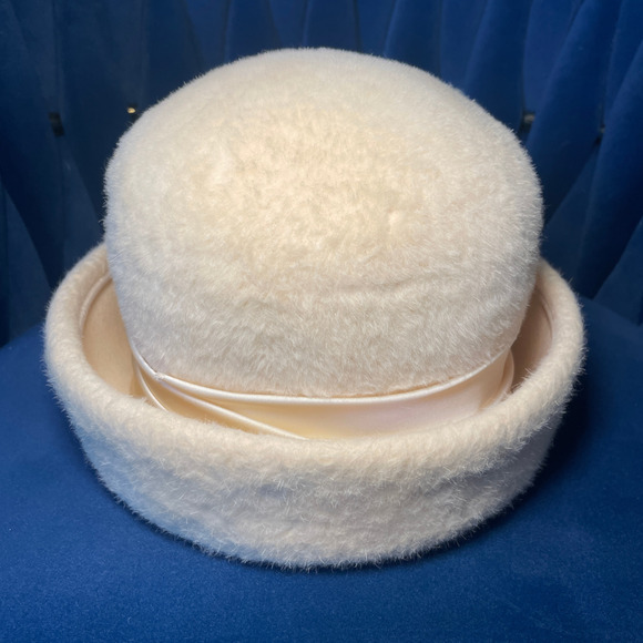 1950s Womens United Hatters Cap & Millinery Wrks Hat Styled by Oralie Union Made